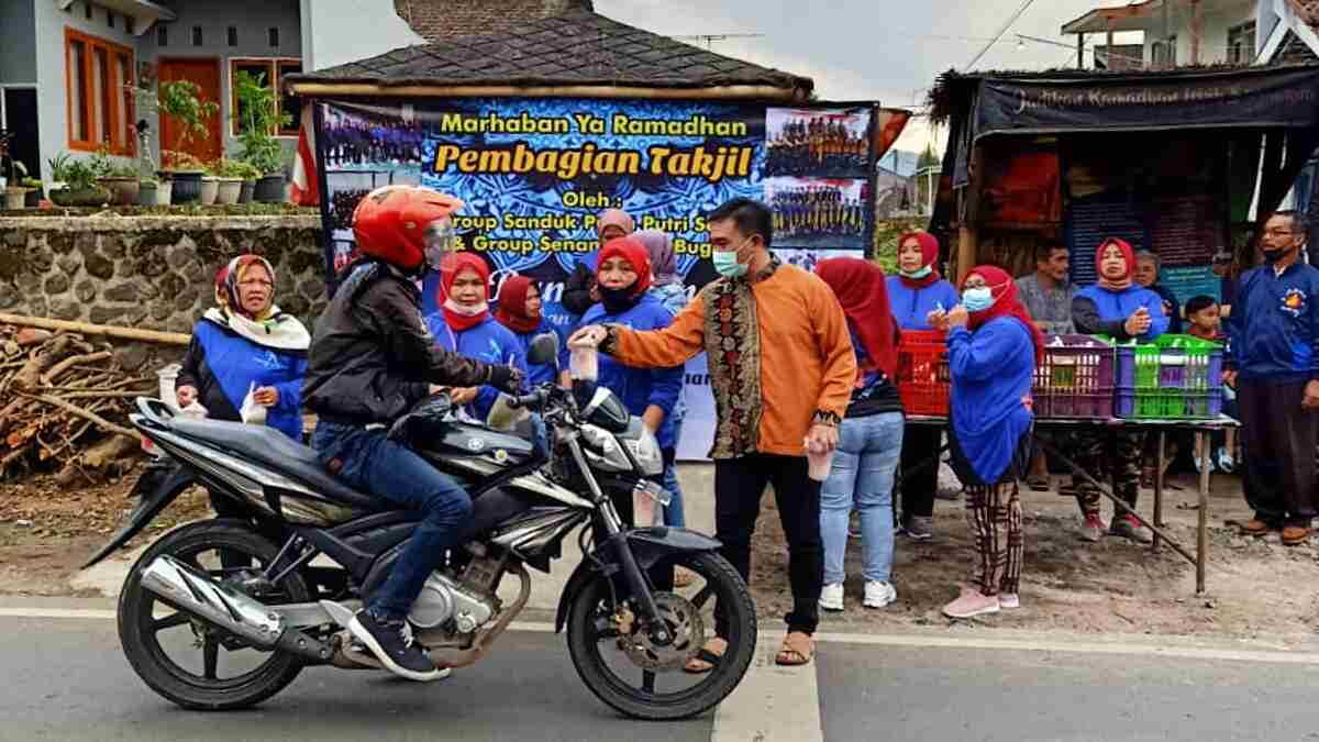 Anggota Fraksi Golkar DPRD Kota Batu Bagikan 5000 Takjil Gratis