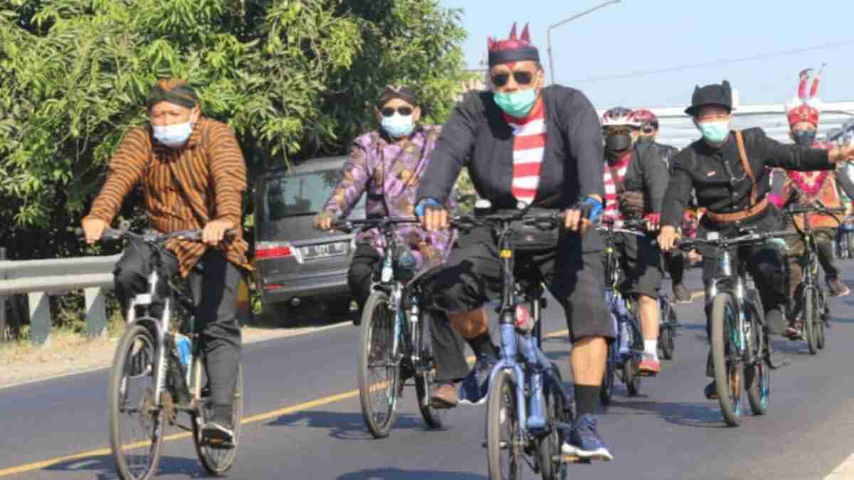 Peringati Hari Sepeda Sedunia, Pemkab Probolinggo Gelar Gowes dengan Kostum Pakaian Adat