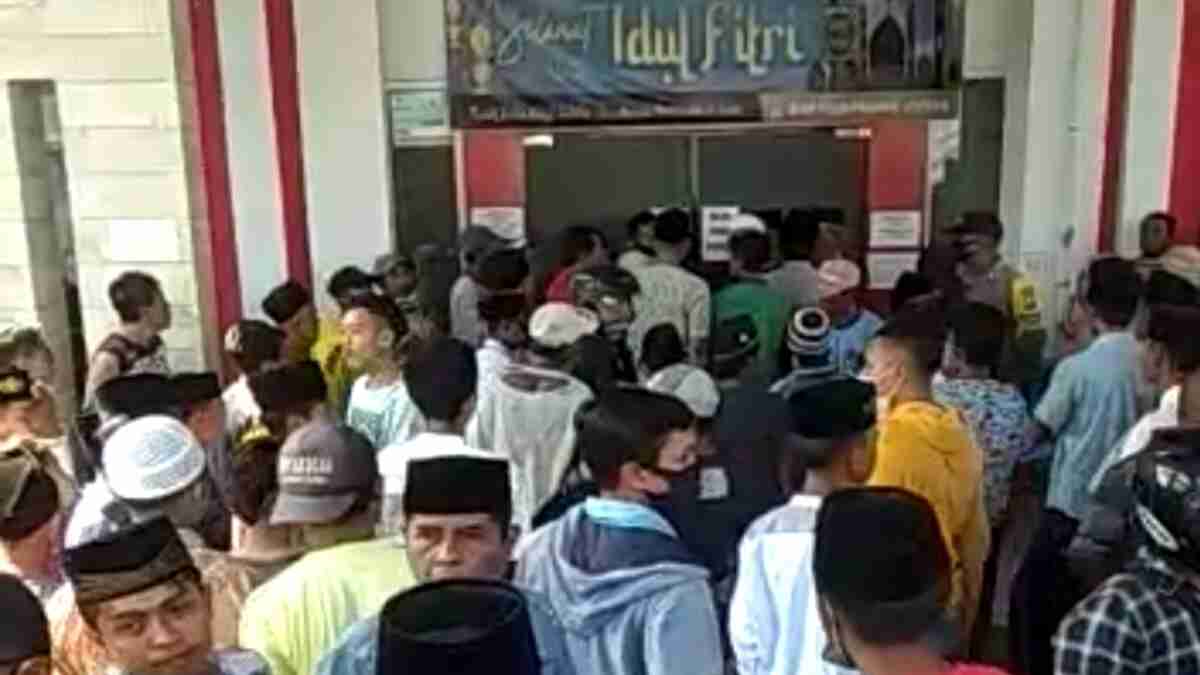 Ratusan Warga Geruduk RSD Kalisat, Bermaksud Jemput Paksa Jenazah Kasun yang Diduga Terkonfirmasi Covid-19