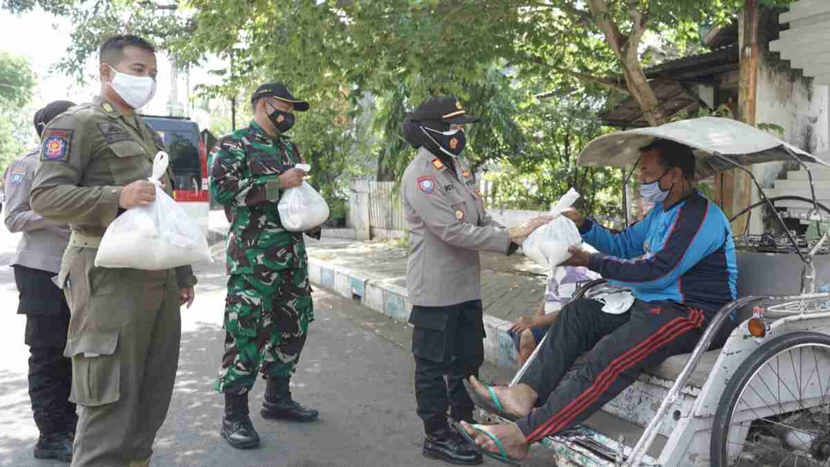 Abang Becak dan Warga Kurang Mampu Dapat Bantuan Sembako