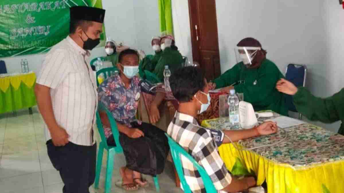 Anggota Komisi D DPRD Jombang bersama Pengurus Ponpes Babusalam Gelar Vaksinasi Seribu Santri