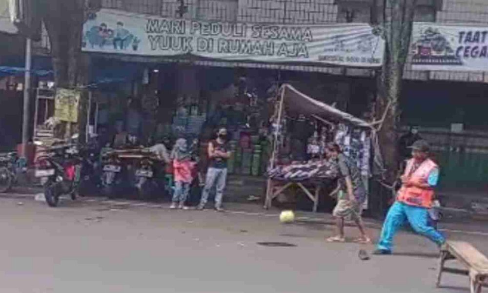 PPKM Darurat, Beredar Video Jalan Raya di Bondowoso Dijadikan Lapangan Main Bola