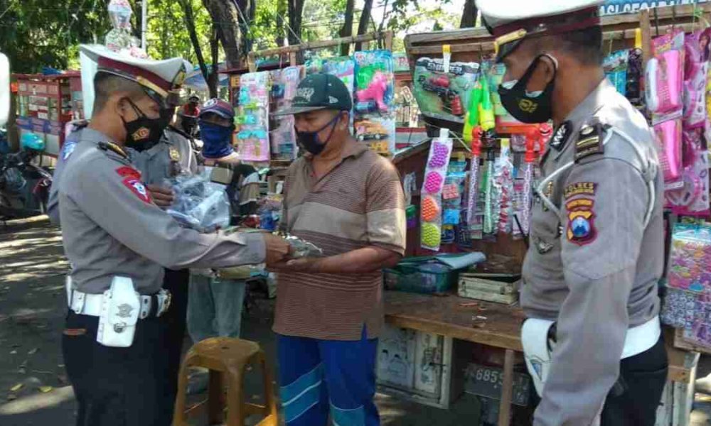 Polisi di Probolinggo Bagikan Sembako dan Masker Gratis ke PKL