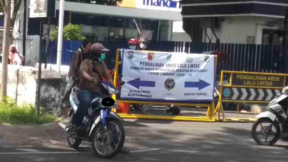 Tak Ada Penjagaan, Jalur Penyekatan di Jalan Dr Sutomo Probolinggo Diterobos Pengendara Motor