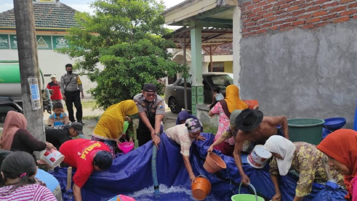 Bhabinkamtibmas Polsek Sarirejo Lamongan Distribusikan Air Bersih Untuk Warga Kepuh Memontum Com