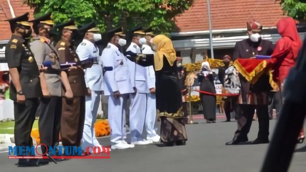 Bupati Sumenep Sabet Penghargaan Lencana Tanda Kehormatan Jer Basuki Mawa Beya Emas dari Gubernur Jatim