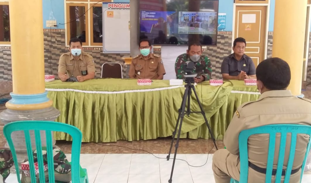 SOSIALISASI: Suasana kegiatan sosialisasi peraturan perundang-undangan bidang cukai di Balai Desa Arjasa-Situbondo. (memontum.com/her)