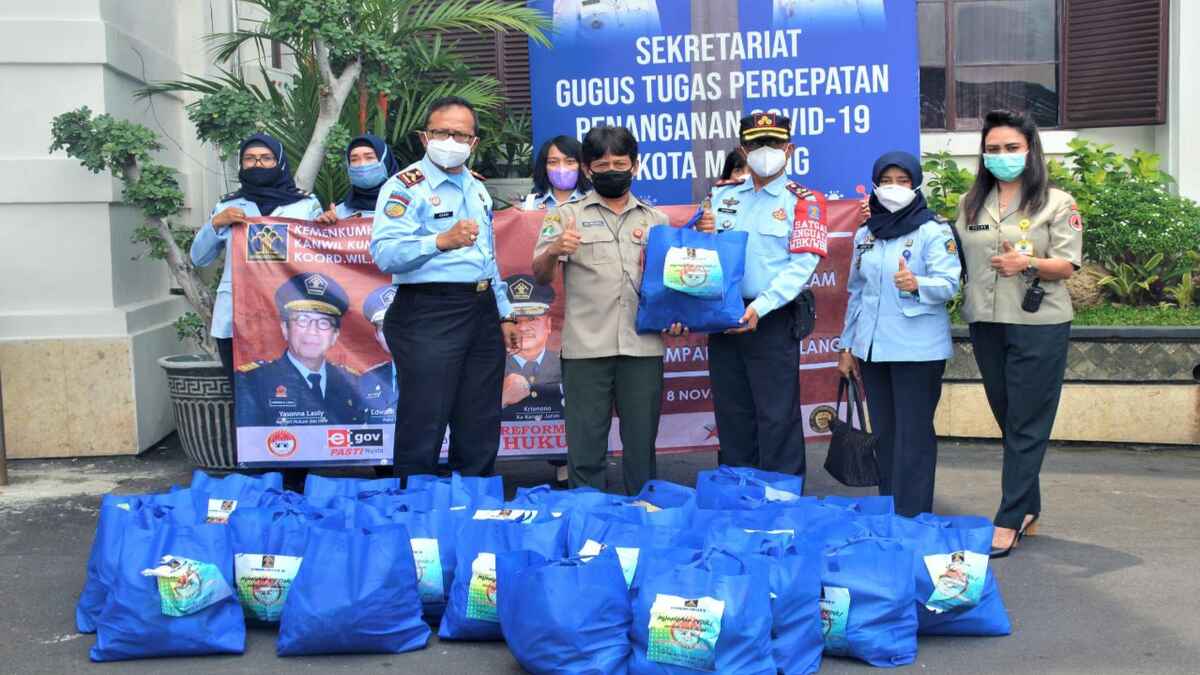 Lapas Kelas 1 Malang Salurkan Bantuan Program Kumham Peduli dan Kumham Berbagi pada Korban Banjir Bandang