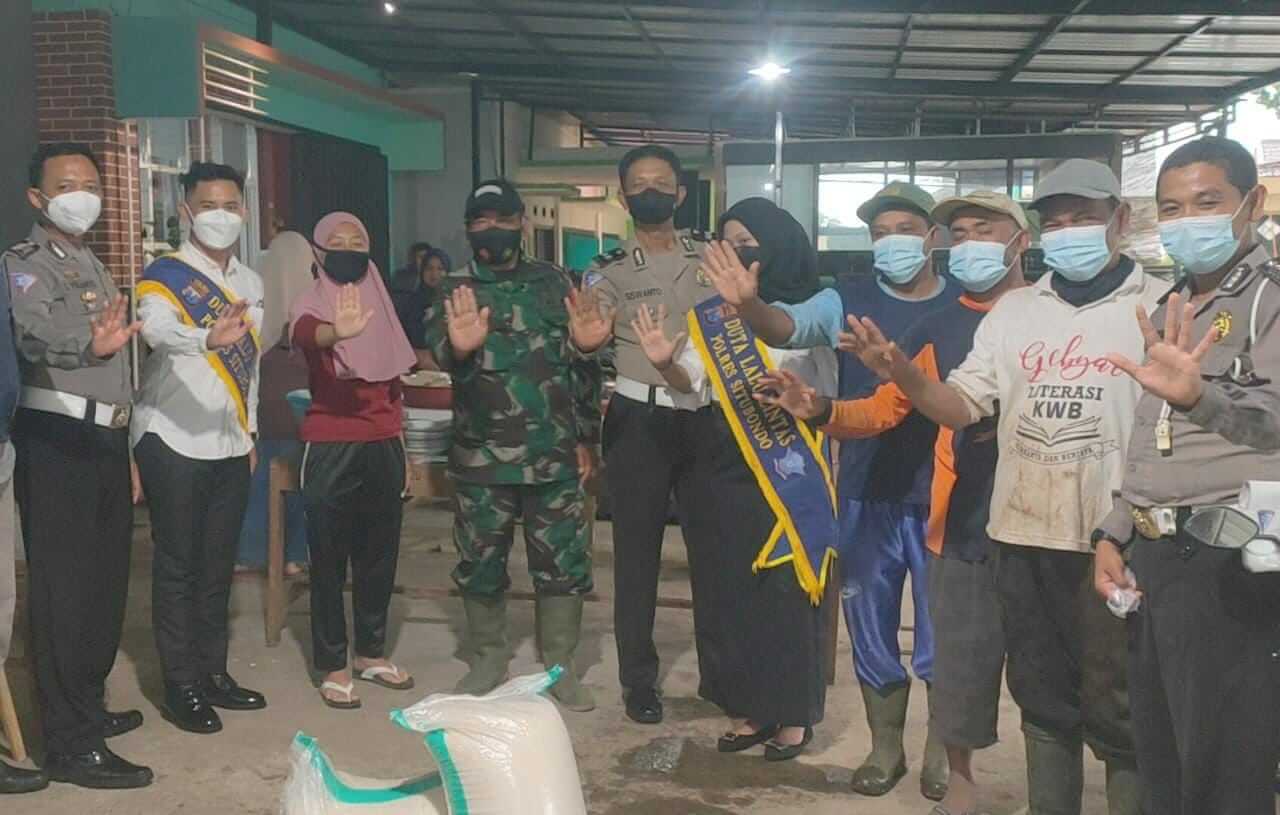 Satlantas Polres Situbondo Kirim Bantuan Sembako dan Masker untuk Korban Banjir Bandang Batu