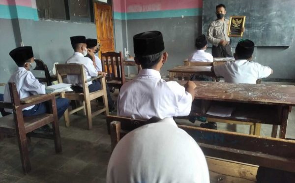 Cegah Paham Radikalisme, Polisi di Bondowoso jadi Guru di Pondok Pesantren