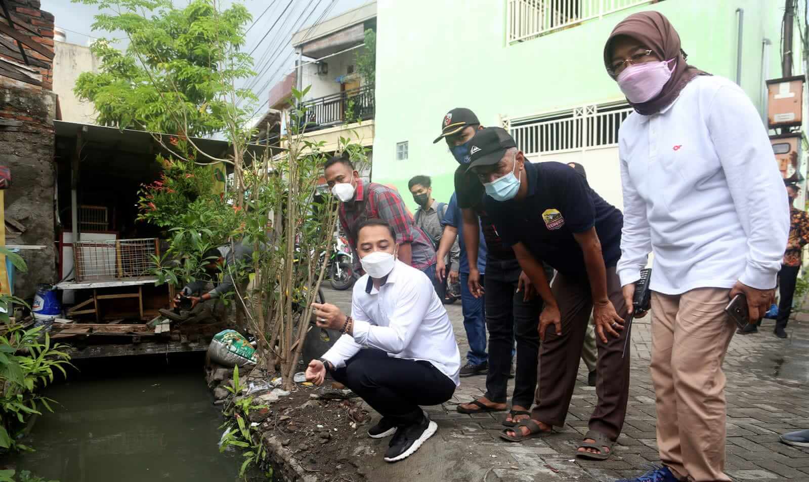 Wali Kota Surabaya bersama DPUBMP Tinjau Laporan Banjir dari Warga