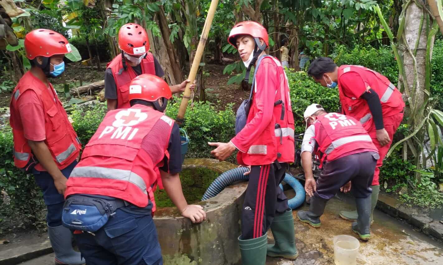 Atasi Kekeruhan Air Sumur Paska Banjir, Tim Wash PMI Jember bantu Kesulitan Warga