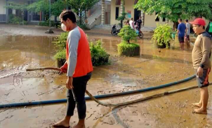 7 Kecamatan Terdampak Banjir di Trenggalek Mulai Dilakukan Pembersihan, Diantaranya Satu Pasar Tradisional yang Terendam