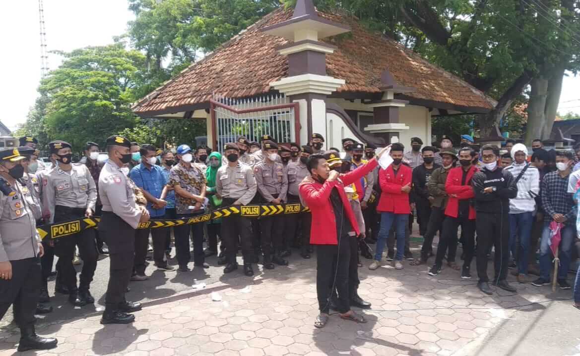 Dinilai Tak Mampu Awasi Penyaluran Pupuk, DPRD Pamekasan jadi Sasaran Pelemparan Telur Busuk