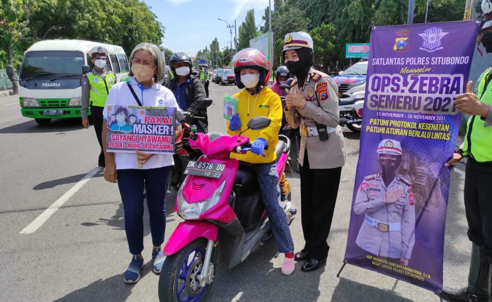 Dukung Operasi Zebra, Komunitas Tionghoa Gandeng Satlantas Situbondo bagi Cinderamata