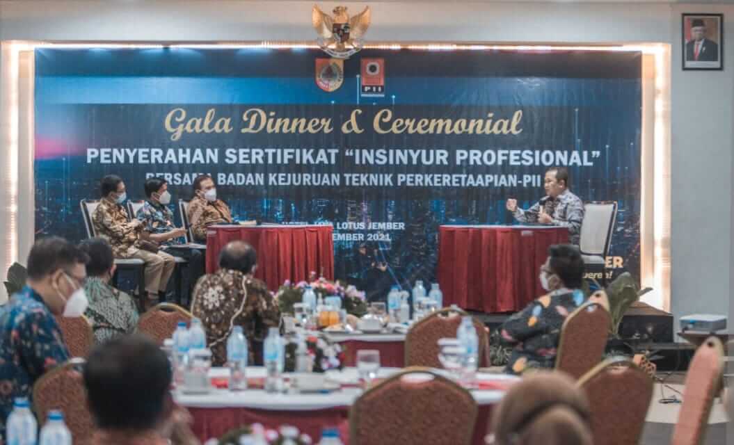 Bupati Jember Terima Penyerahan Sertifikat Insinyur Profesional dari Persatuan Insinyur Indonesia