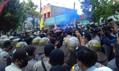 Unjuk Rasa Kelangkaan Pupuk, PMII Situbondo dan Polisi Terlibat Aksi Dorong