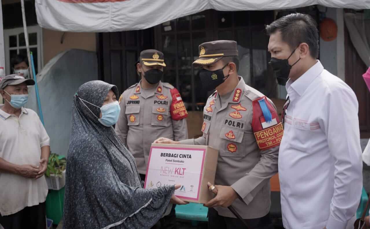 KLT Official bagi Ribuan Paket Sembako untuk Warga Jakarta dan Surabaya