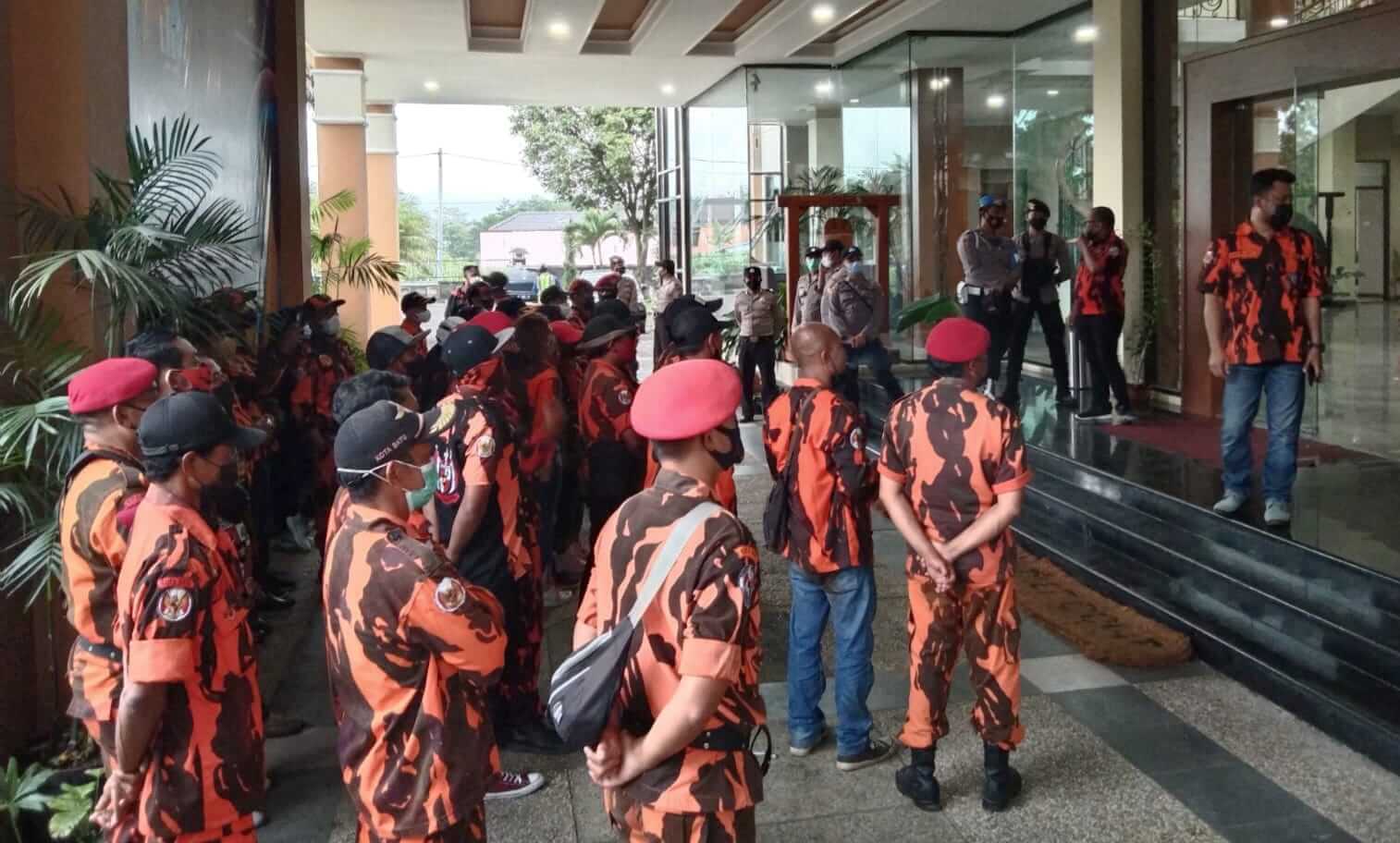 Luruk Gedung DPRD, Massa Ormas Pemuda Pancasila Tuntut Junimart Meminta Maaf