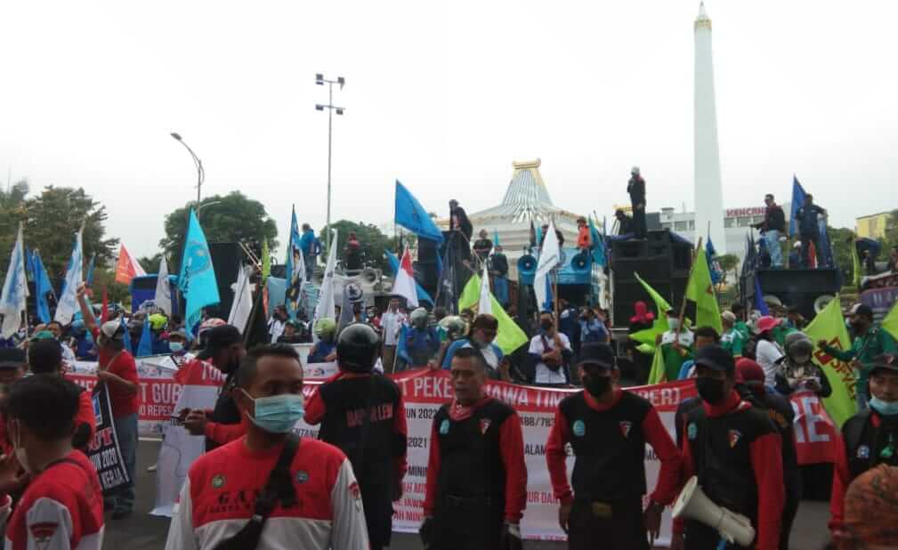 Tuntut Kenaikan UMP 10 Persen, Massa Buruh Kembali Gelar Aksi dengan Mendatangi Kantor Gubernur Jatim