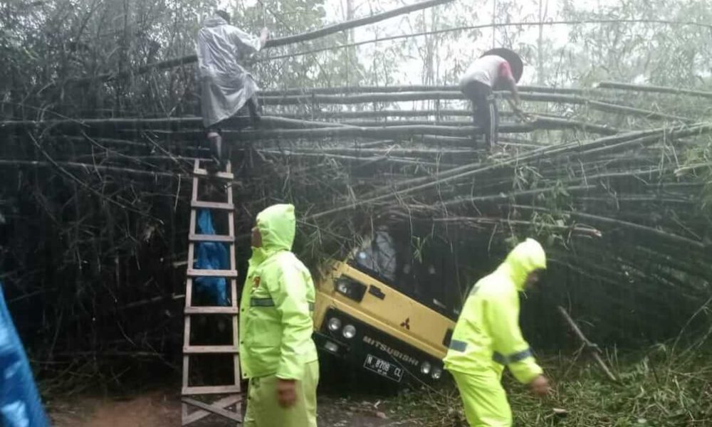 Tebing Setinggi 60 Meter Longsor Menimpa Truk Pengangkut Puput, Akses Jalan Dua Desa Terhenti