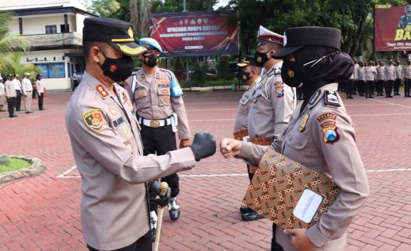 Raih Kategori A Pelayanan Prima, Kapolres Malang beri Penghargaan Operator Yanlik dan ITK Polri