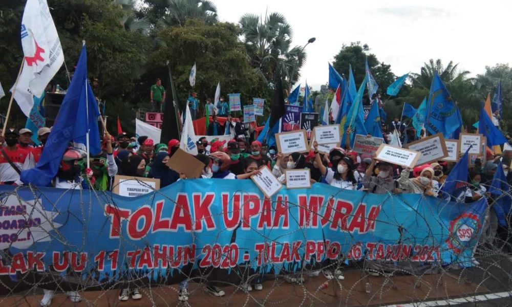 25 Ribu Buruh Datangi Grahadi Surabaya untuk Tolak Upah Murah