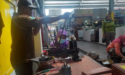 Diskopindag Kota Malang Lakukan Tera Ulang Timbangan di Pasar Kasin