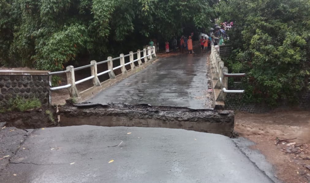 Hujan Deras, Jembatan Penghubung Antar Dusun di Klabang Terputus