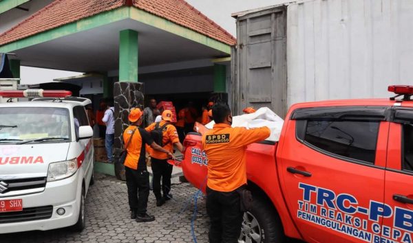 BPBD Bondowoso Salurkan Bantuan Kebutuhan Pokok untuk Korban Semeru