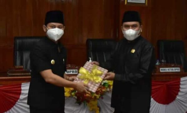 Bupati Arifin Sampaikan Dua Nota Penjelasan Ranperda ke DPRD Trenggalek