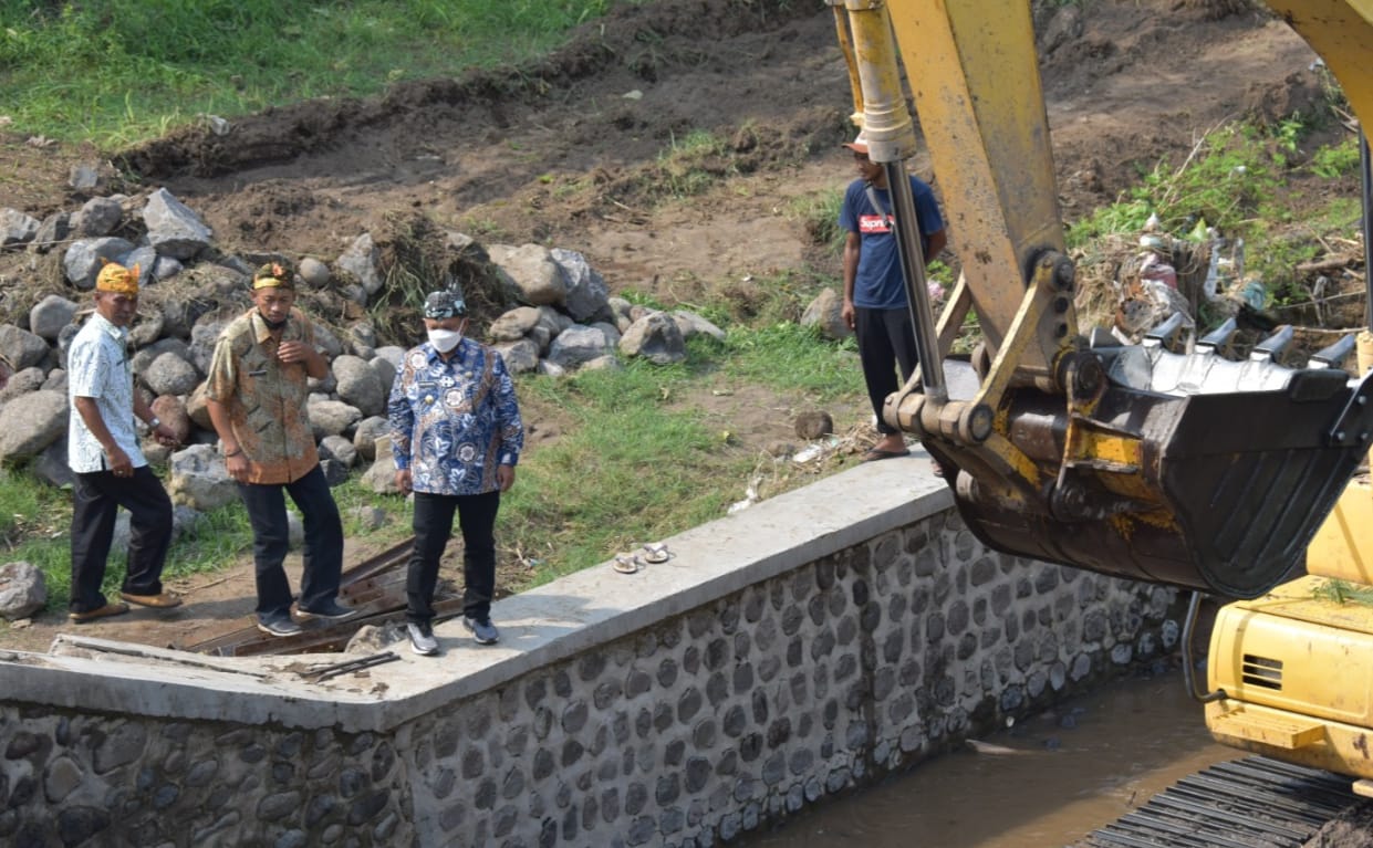 Pastikan Proyek Sesuai Spesifikasi, Bupati Situbondo Hujamkan Kapak Besi ke Bangunan Proyek