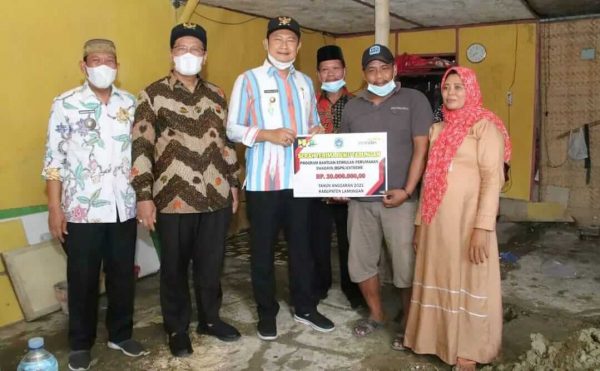 Bupati Lamongan Serahkan Bantuan Buku Tabungan BSPS untuk Dongkrak Kemiskinan Ekstrem