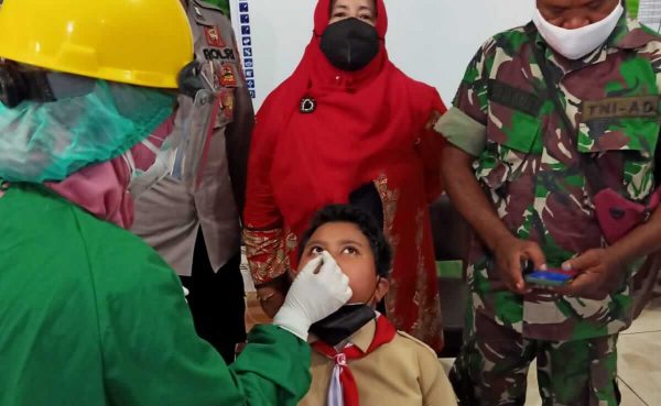 Guru dan Murid SD Islam Al Abror Diswab Antigen secara Acak