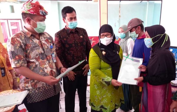 Wakil Bupati Situbondo Serahkan Program SeHAT kepada Nelayan