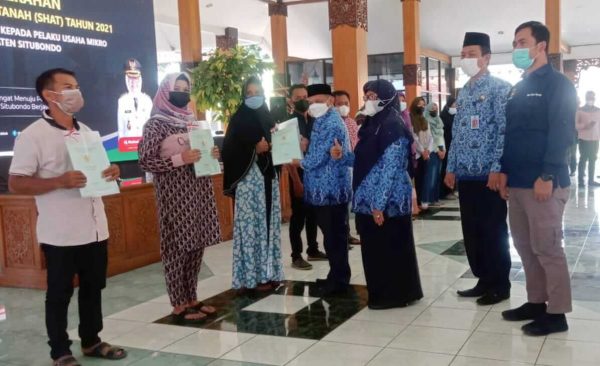 Bupati Karna Serahkan Sertifikat Tanah kepada Ratusan Pelaku Usaha Mikro