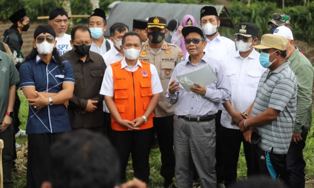 Didampingi Bupati Lumajang, Gus Miftah dan Bupati Bangkalan, Menkopolhukam Lakukan Pencangkulan Pertama Huntara untuk Warga Terdampak Semeru