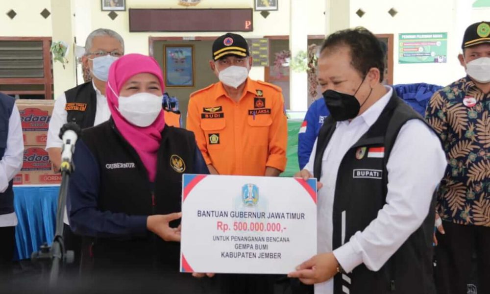Kunjungi Korban Gempa Jember, Gubernur Jatim Serahkan Bantuan Rp 500 Juta