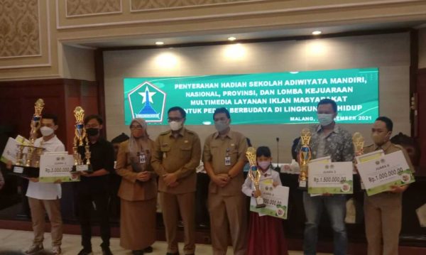 Wawali Kota Malang Serahkan Penghargaan Adiwiyata dan Pemenang Lomba Layanan Iklan Masyarakat Peduli Lingkungan Hidup
