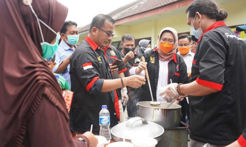 Papmiso Indonesia Bagikan 10 Ribu Porsi Bakso bagi Pengungsi Bencana Gunung Semeru
