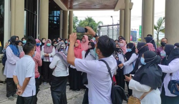 Tenaga Magang Kesehatan dan Non Kesehatan Geruduk Gedung DPRD Jember