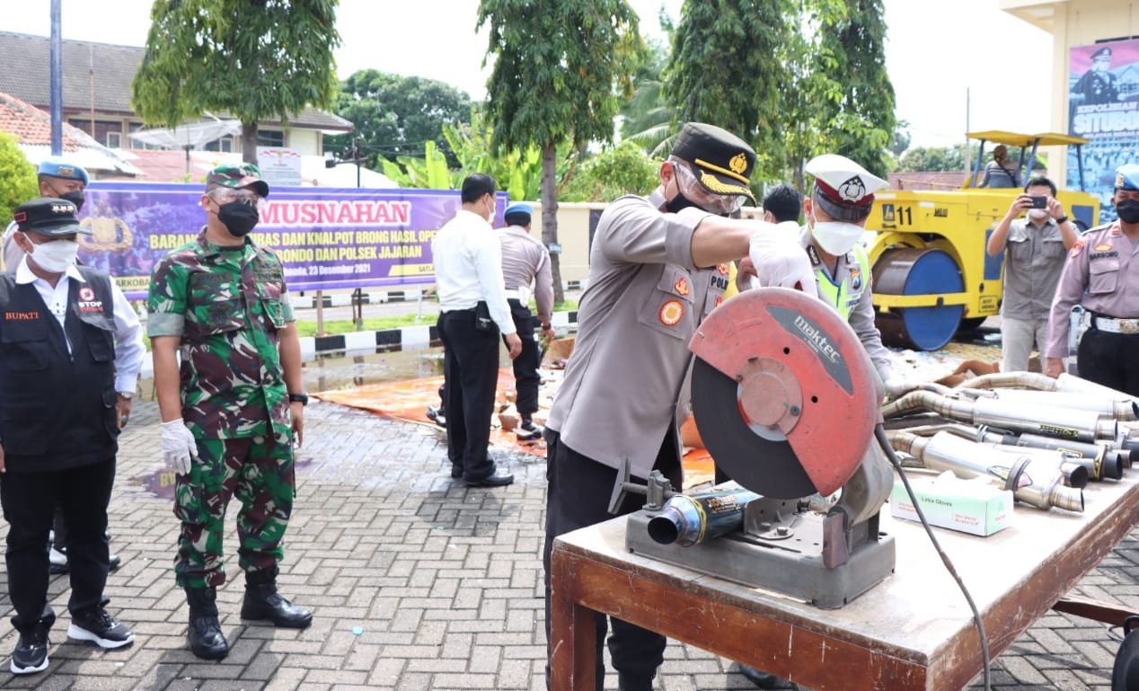 Gelar Operasi Lilin Semeru 2021, Polres Situbondo Musnahkan Ribuan Botol Miras dan Knalpot Brong