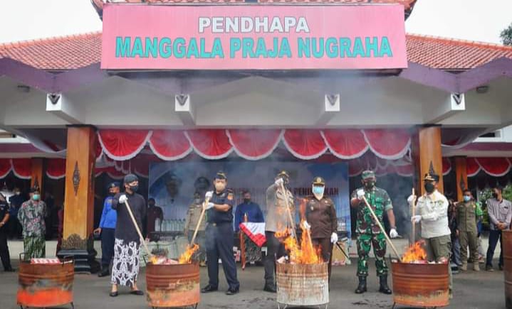 Bupati Trenggalek bersama Kantor Pengawasan, Pelayanan Bea dan Cukai Tipe Madya Pabean C Blitar Musnahkan Barang Bukti Kena Cukai