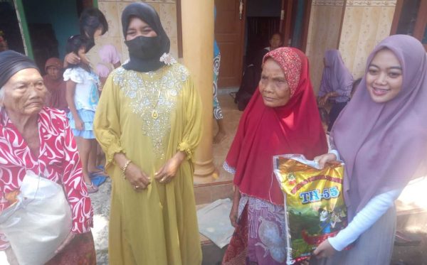 Istri Pengusaha Muda di Situbondo bagikan 1 Ton Beras ke Janda, Lansia dan Anak Yatim