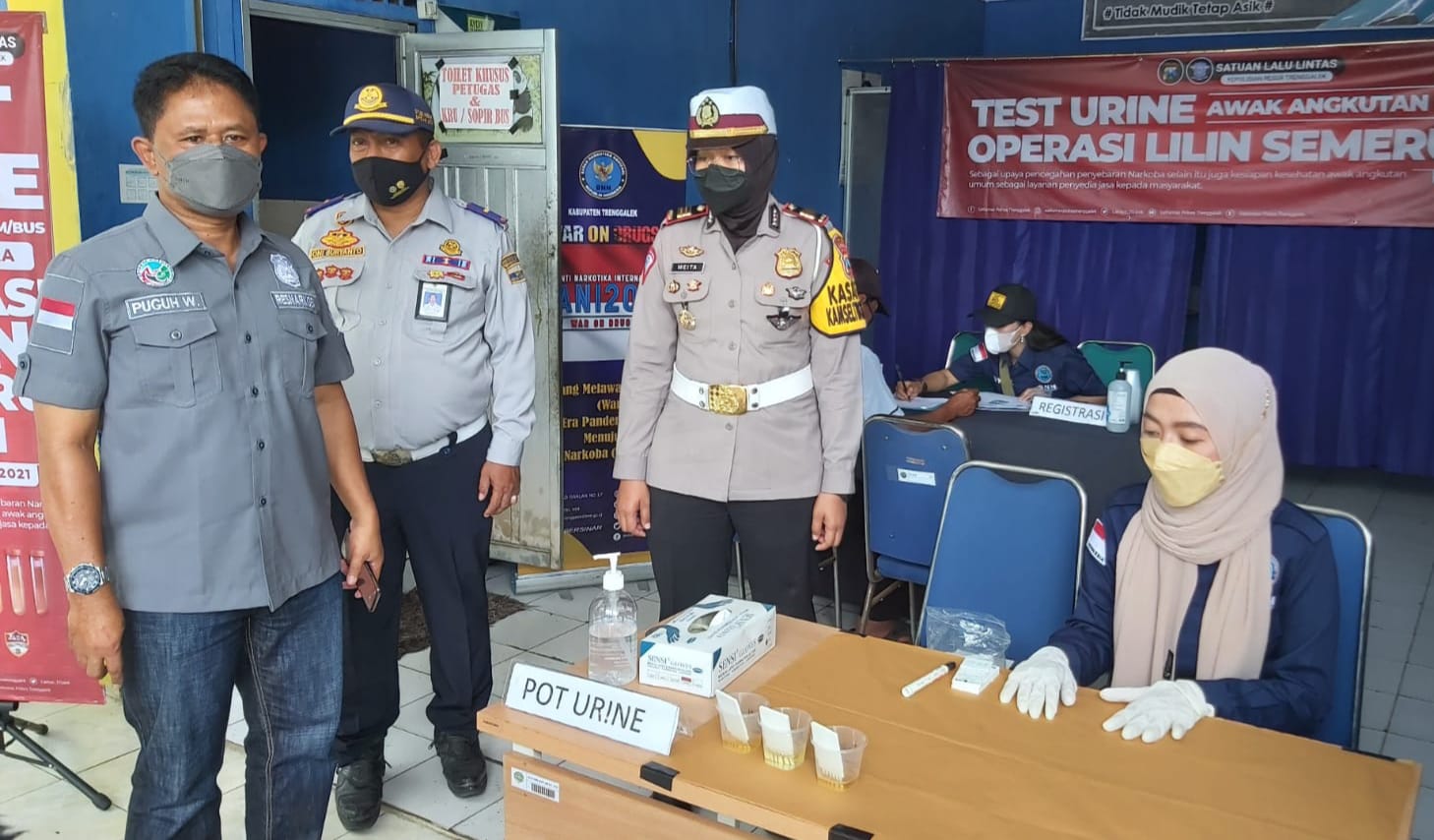 Pastikan Bebas Narkoba, Tim Gabungan Polres Trenggalek Gelar Pemeriksaan Urine Bagi Kru Bus