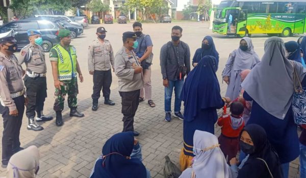 Petugas Gabungan bagikan Masker di Rest Area Utama Raya Situbondo