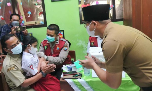 Bupati Trenggalek Tinjau Pelaksanaan Vaksinasi Perdana Pelajar Usia 6 hingga 11 Tahun