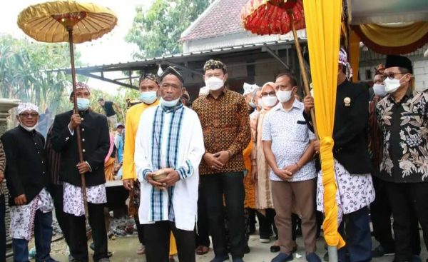 Hadiri Sedekah Bumi Mendak Sanggring, Bupati Lamongan Dorong Desa Tlemang jadi Desa Wisata