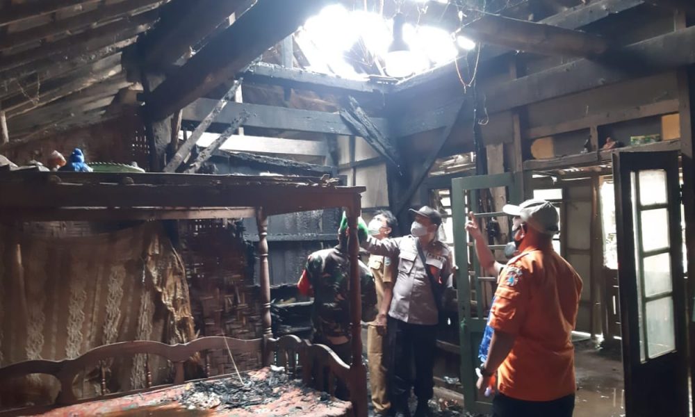 Dua Rumah Warga Situbondo Terbakar, Diduga Akibat Konsleting Listrik