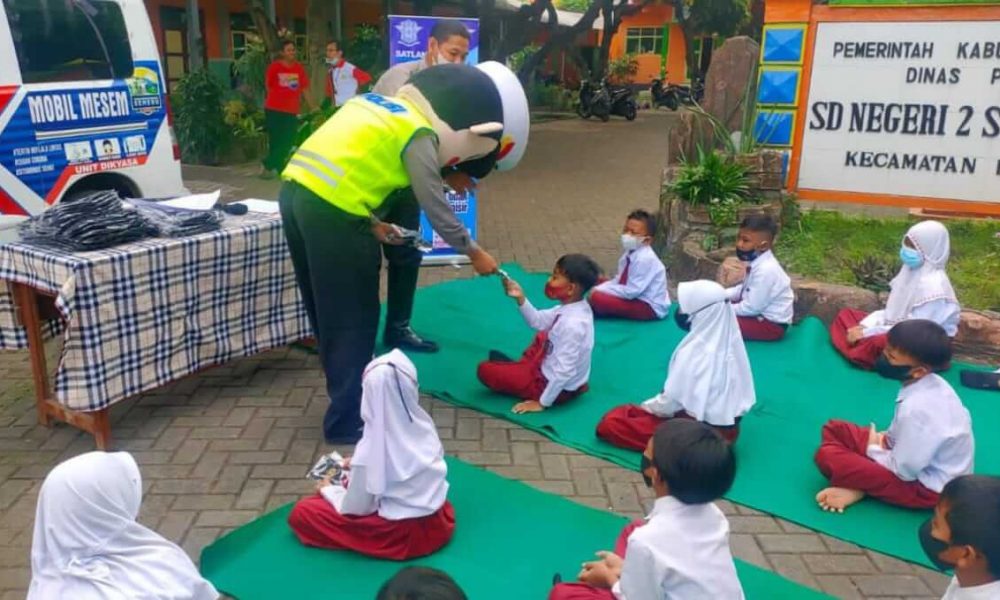 Polisi Sahabat Anak Situbondo Kenalkan Rambu Lalu Lintas dan Masker untuk Antisipasi Covid